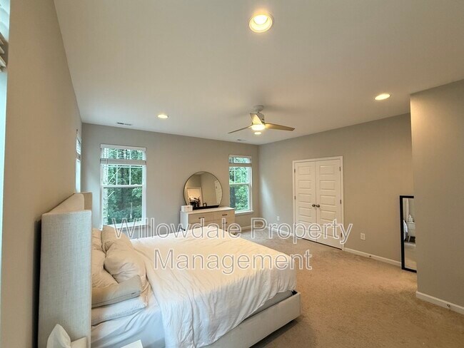 Building Photo - 1059 Lathrop Ln