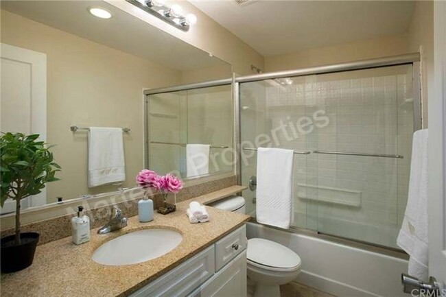 Building Photo - Beautiful 2 Bedroom/2.5 Bathroom Townhome ...