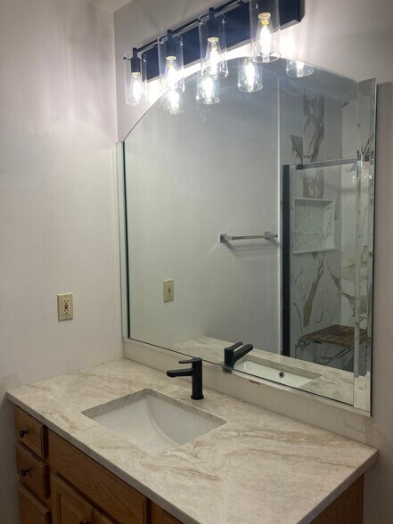 Guest Bathroom - 412 11th Cir SE