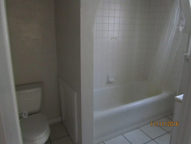 Building Photo - NICE Duplex for Rent close to Midtown and ...