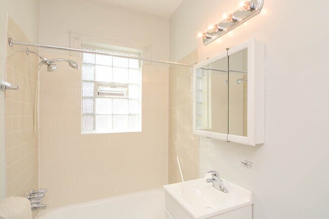 Building Photo - 4227 N Paulina St