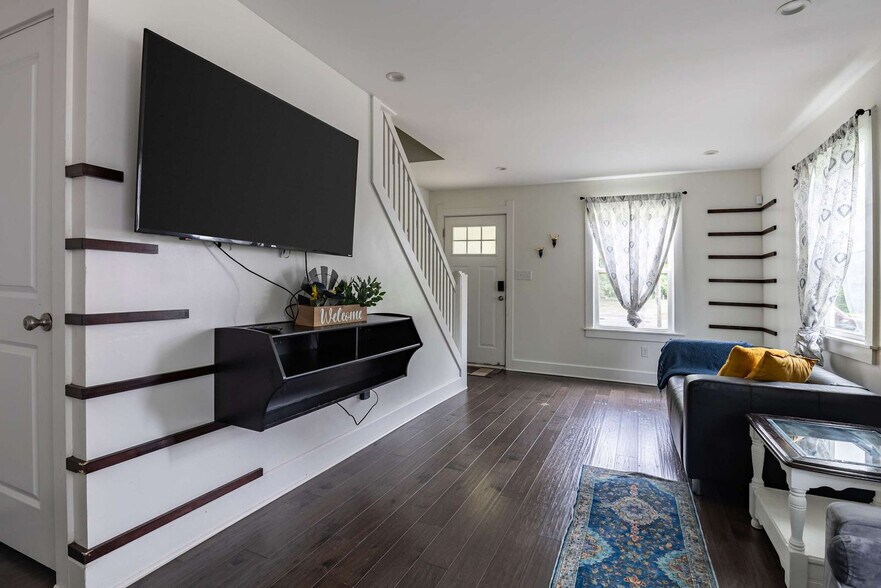 Building Photo - 3203 Sutherland Ave