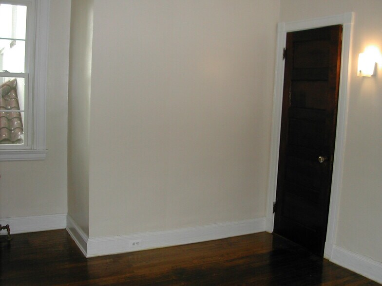 Building Photo - 4135 Roland Ave