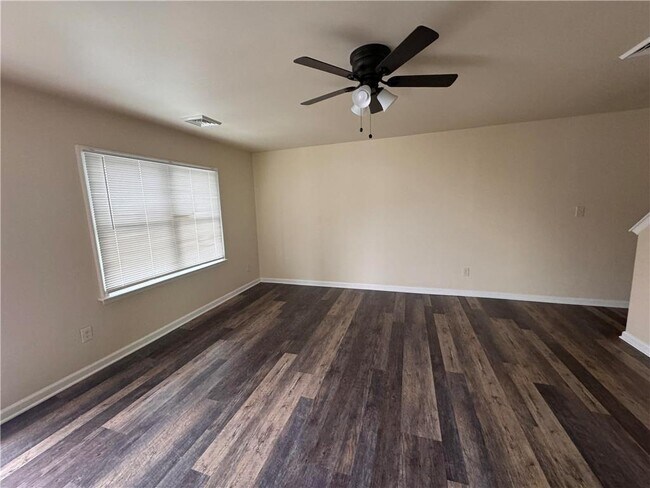 Building Photo - 600 Sioux St