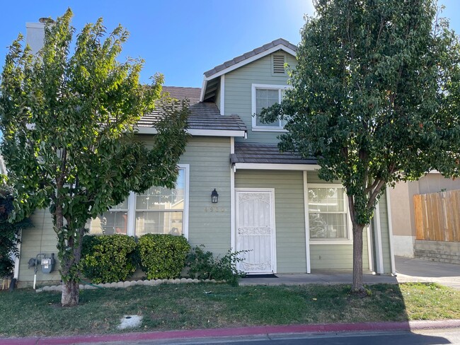 Primary Photo - Awesome Sacramento 4 bd/2.5 bath home