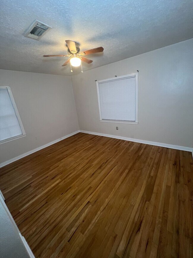 Building Photo - 3718 Northbrook Dr