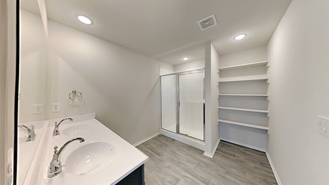 Building Photo - Spacious 4 Bedroom 2 Bathroom Home in Yukon Schools