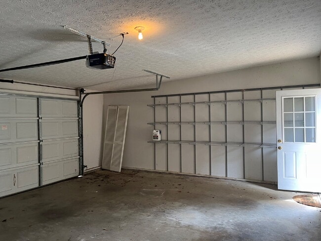 Building Photo - 135 Lake Chateau Dr