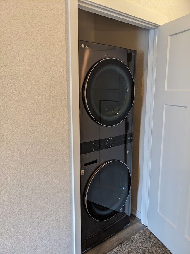 Building Photo - End Unit Townhome in Mountain Shadows near...