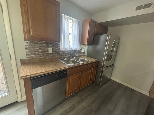 Building Photo - Charming 3 Bedroom 1.5 Bathroom Newport Ne...