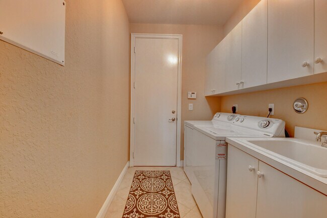 Building Photo - 8891 Starhaven Cove