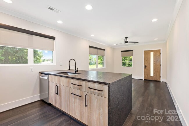 Building Photo - 1928 W Trade St