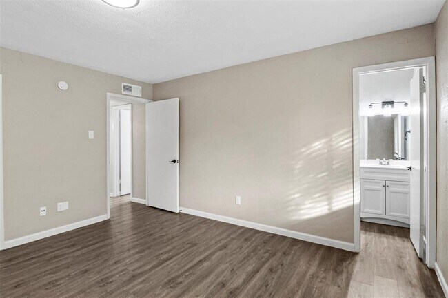 Building Photo - 519 Windsor Dr