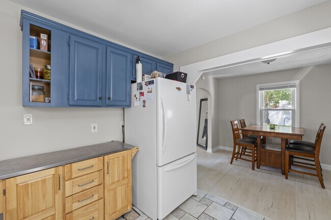 Building Photo - 4009 Maple Dr