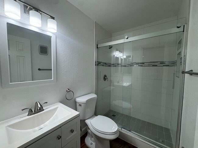 Building Photo - Spacious 2 Bed / 2 Bath Long Beach Condo Near Traffic Circle, CSULB & Belmont Heights