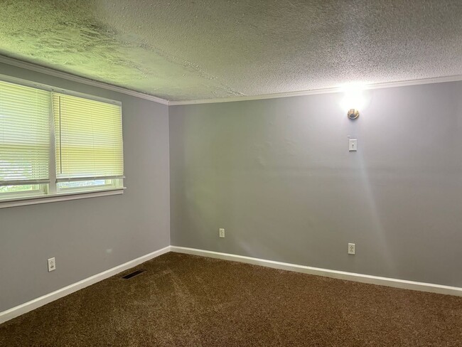 Building Photo - Great Location! Large Home with 3 bedrooms...