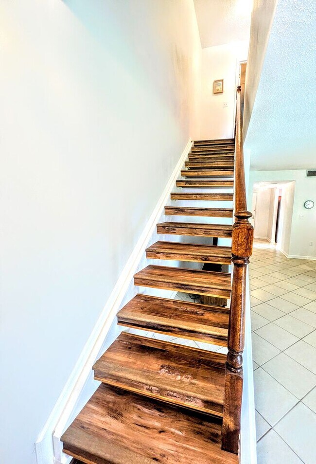 Building Photo - Seasonal, short or annual turnkey furnishe...