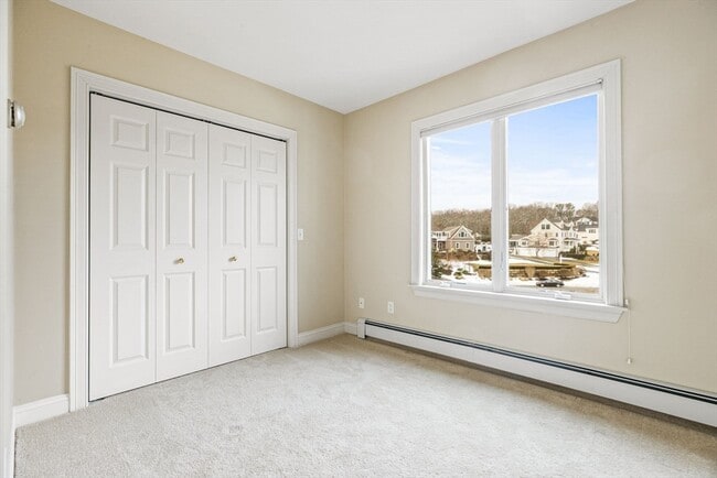 Building Photo - 42 Oak Bluff Cir