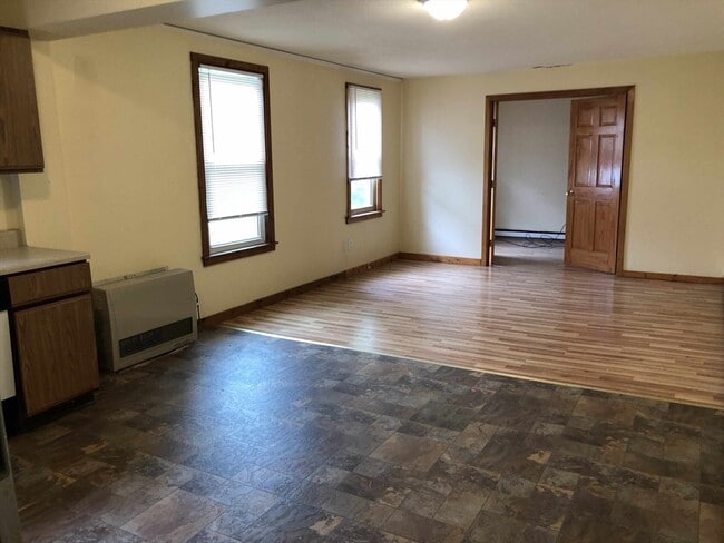 Building Photo - 711 Main St