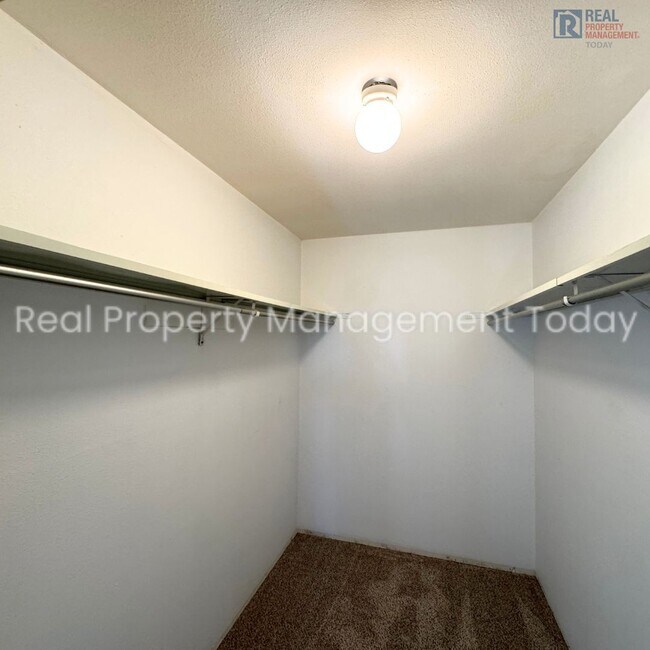 Building Photo - 2 Bedroom Condo in Tacoma!