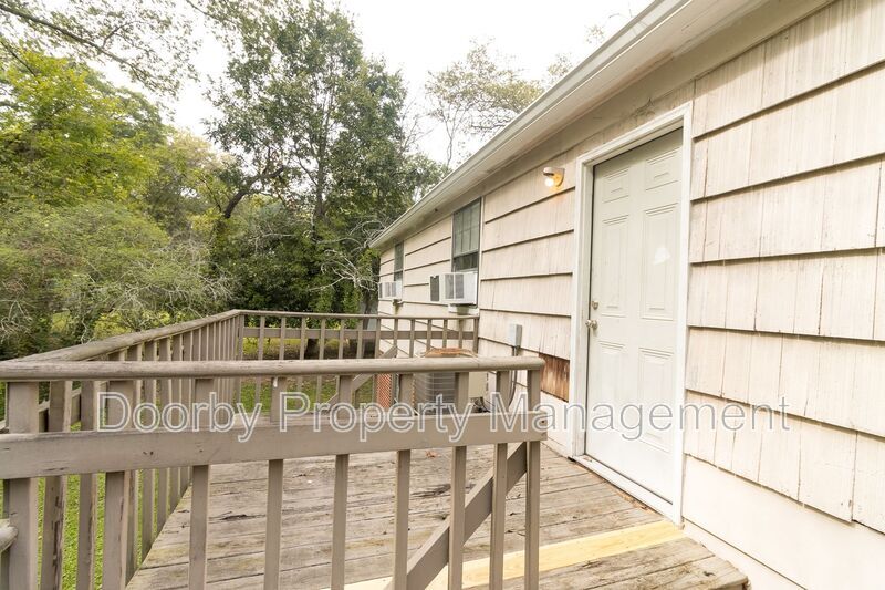 Building Photo - 3302 Pinewood Ave