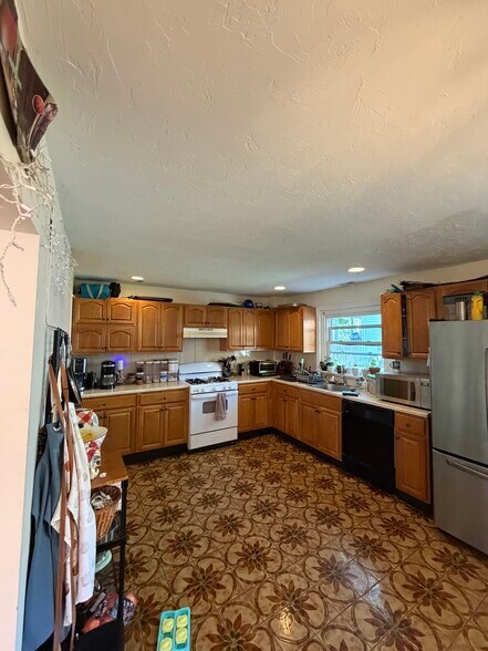 Building Photo - 19 Mackin St