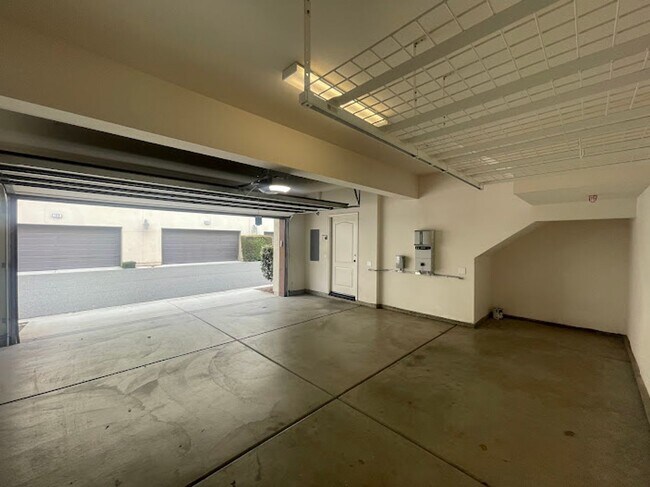 Building Photo - Stunning 2 bed 2.5 bath Solar Powered Town...