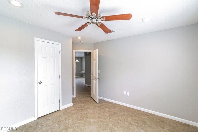 Building Photo - 2556 Traverse Ave