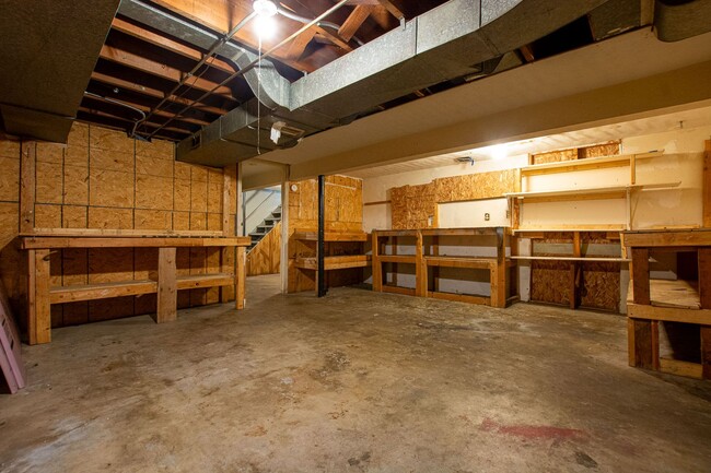 Building Photo - Extremely Spacious 2 Bedroom / 1 Bath Home