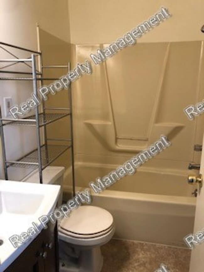 Building Photo - One Bedroom Main Floor Apartment
