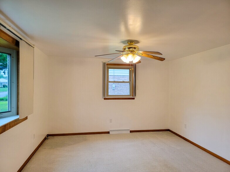 Building Photo - 902 Maple Ln