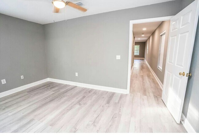 Building Photo - 2920 E Columbus Dr