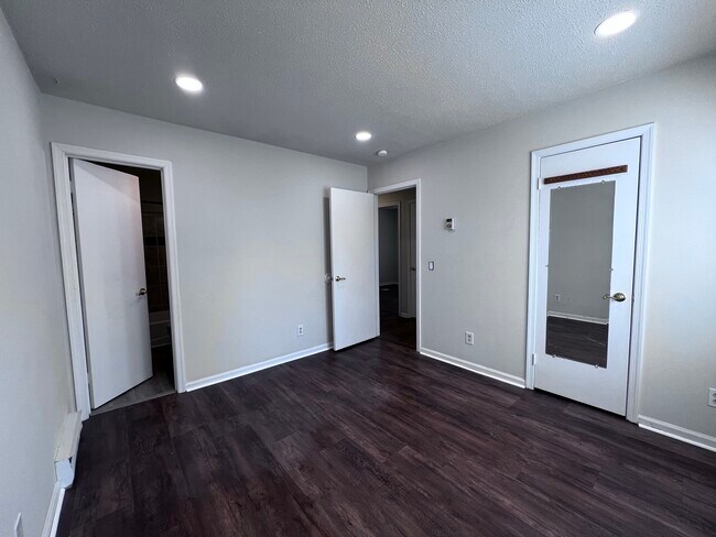 Building Photo - 7400 Barberry Ct