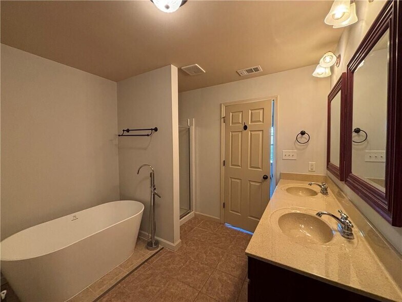 Building Photo - 800 Village Field Ct NW