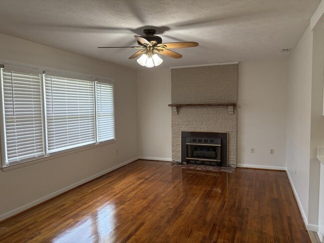 Building Photo - 921 Lonnie Farm Rd