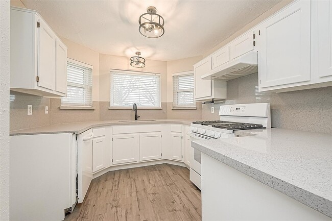 Building Photo - 9247 Autumnsong Dr