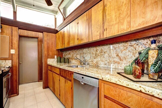 Building Photo - 727 De Soto Dr