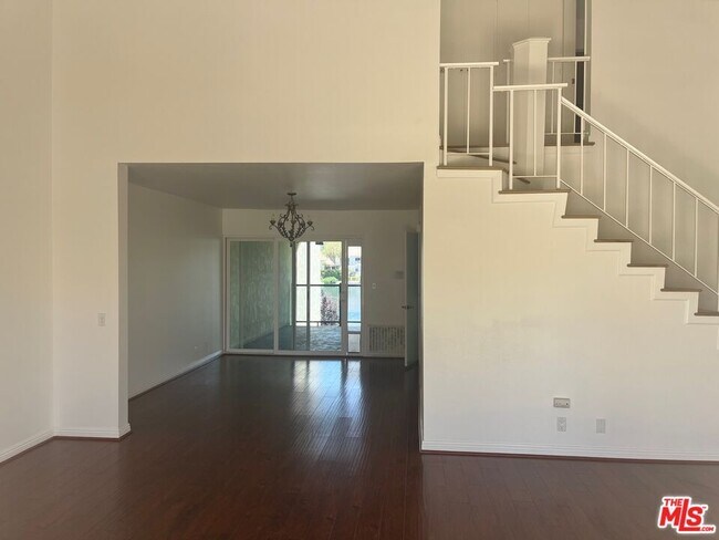 Building Photo - 4650 Park Mirasol Park
