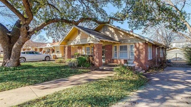 Building Photo - 2107 Mistletoe Ave