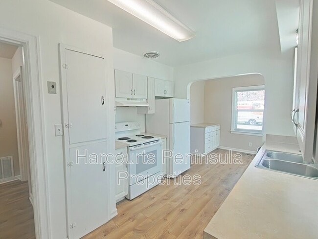 Building Photo - 1011 N Rainier Ave