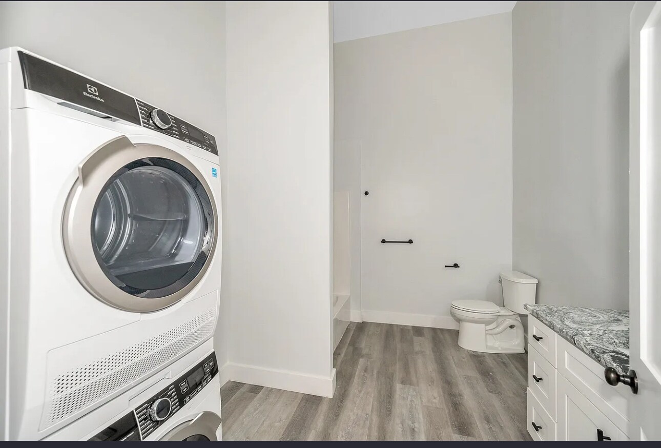 Building Photo - 72 Boisvert St