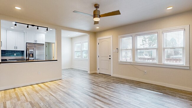 Building Photo - Beautiful 2 Bedroom 1.5 Bathroom Home! Sho...