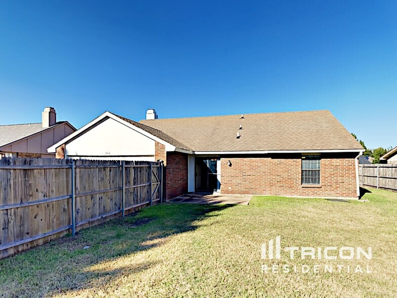 Building Photo - 924 Granite Ln
