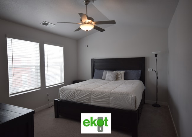 Building Photo - Spacious Townhome Near Shopping! 3 BD 2.5 BTH