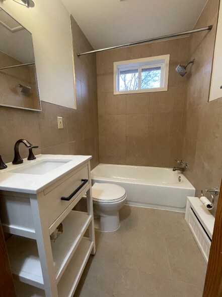 Building Photo - 616 Ivy Ave E