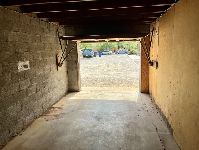 Building Photo - 2 bedroom / 1 bath close to KAFB and I-25 Move-in Special!