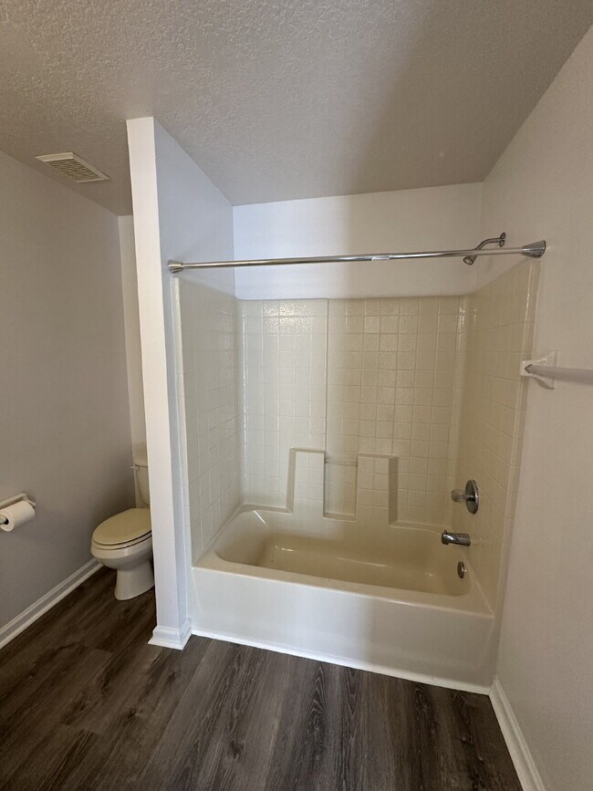 Building Photo - Beautiful Townhome
