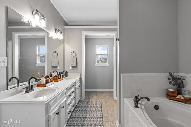 Building Photo - Check Out this 4 bed 2 bath