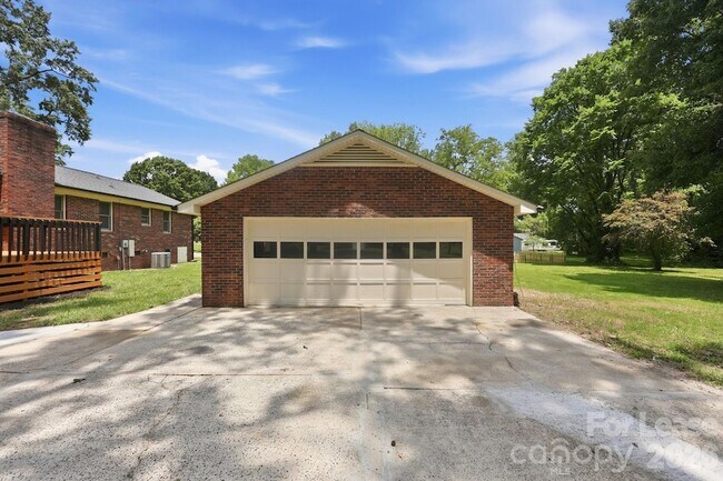Building Photo - 6299 Spring Ct Ln