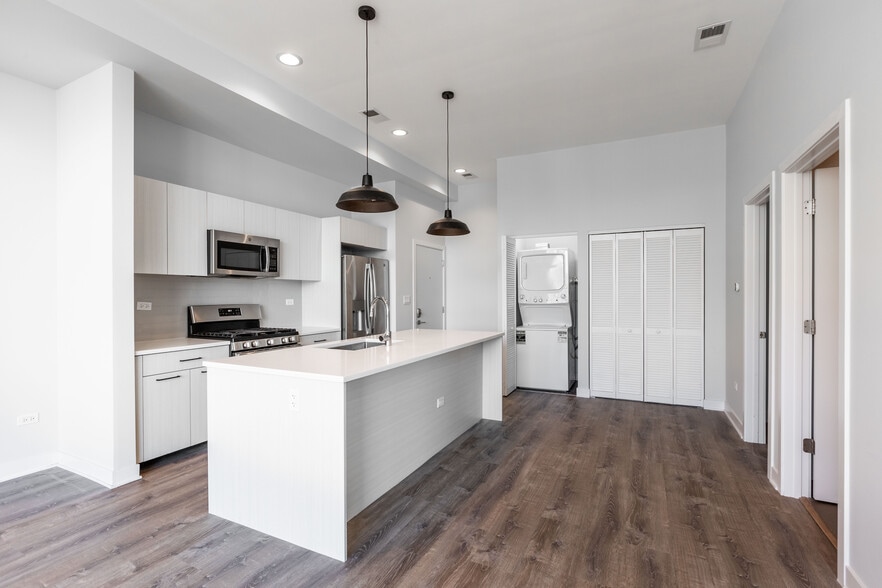 Building Photo - 2250 W Lawrence Ave